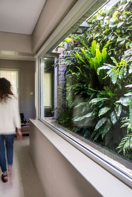 Un pasillo con vista a verde y no a un hueco interno