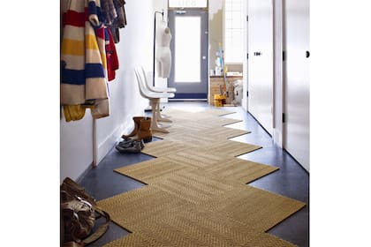 Un pasillo totalmente renovado gracias al corte particular de esta alfombra.