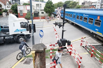 Un paso a nivel en avenida Nazca, en el barrio de Floresta