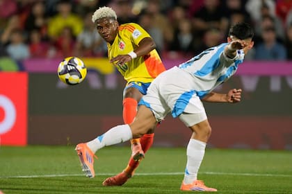 Un paso de baile entre Oscar Perea y el capitán argentino, Julio Soler; la Argentina jugó de menor a mayor y selló un justo triunfo frente a Colombia