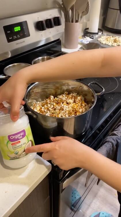 Un paso esencial para cocinar los alborotos hondureños es untar las manos con aceite, para evitar que el dulce no se pegue