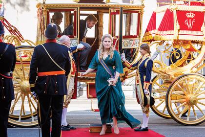 Un paso fundamental en su vida institucional fue su debut en el Día del Príncipe, el año pasado. Amalia bajó de la carroza de cristal con un traje de gala que decoró con esmeraldas que datan de 1899 y fueron un regalo de la reina Emma a su hija, quien sería más tarde la reina Guillermina. Integraban la dote de la princesa de Prusia por su boda con el príncipe Guillermo en el siglo XVIII. Y también lució la cinta y la gran cruz de la Orden del León de los Países Bajos.