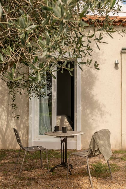 Un patio a la sombra de un olivo, uno de los lugares favoritos de la casa.