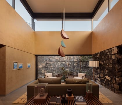 Un patio central articula los espacios de la casa, integrando luz, vegetación y una atmósfera de calma. Lámpara (Isabel Moncada Atelier).