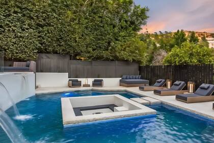 Un patio con muchas comodidades para Staton