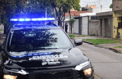 Un patrullero custodiaba este viernes el frente de la barbería donde mataron a un bebé de un año y medio