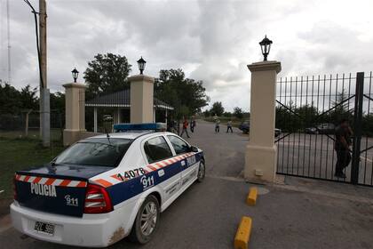 Un patrullero de la policía bonaerense ingresa en el country donde apareció muerto el chico de seis años
