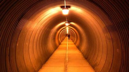 Un peatón cruzando el túnel de Whittier