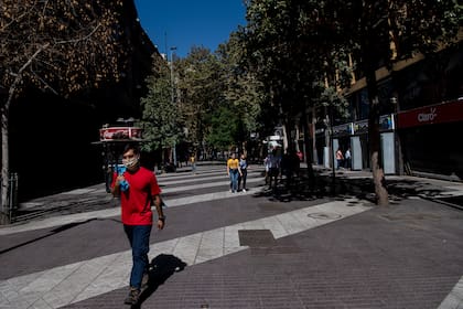 Un peatón lleva barbijo mientras camina por el paseo peatonal Ahumada, en Santiago de Chile, el 2 de abril de 2020