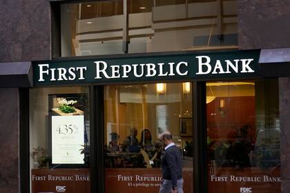 Un peatón pasa ante una oficina de First Republic Bank en San Francisco el 26 de abril de 2023. JPMorgan Chase Bank asumirá todos los depósitos y la mayoría de los activos del maltrecho First Republic Bank, según anunció la Corporación Federal de Garantía de Depósitos de Estados Unidos (FDIC, por sus siglas en inglés). (AP Foto/Jeff Chiu, Archivo)