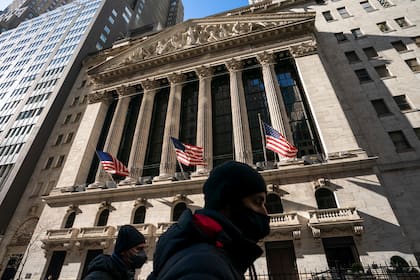 Un peatón pasa por la Bolsa de Valores de Nueva York, el lunes 24 de enero de 2022, en Nueva York.