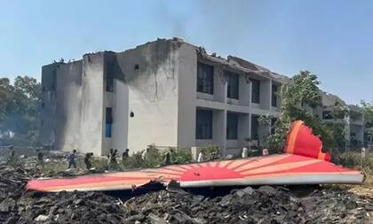 Un pedazo del avión que chocó en India