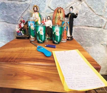 Un pequeño altar religioso