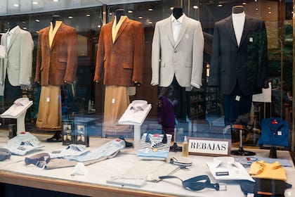 Un pequeño cartel anticipa que llegaron las esperadas rebajas de verano