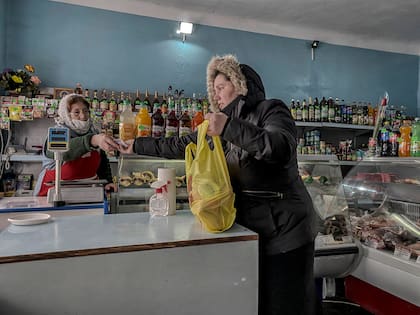 Un pequeño comercio de alimentos en Roghi, Moldavia, el 4 de marzo de 2022. Desde el comienzo de la guerra en Ucrania, los precios de los productos básicos se han disparado en Moldavia y las cadenas de suministro se han interrumpido. (Laetitia Vancon/The New York Times)