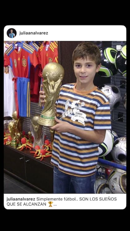 Un pequeño Julián Álvarez con la Copa del Mundo en la mano