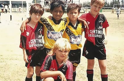 Un pequeño Lionel Messi posa para la cámara junto a compañeros suyos de Newell's
Foto: Twitter @messismo10