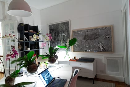 Un pequeño oasis de orquídeas y flores frescas en uno de los escritorios del estudio.