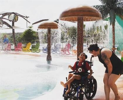 Un pequeño se divierte en una atracción del parque