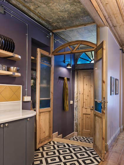 Un pequeño zaguán recibe al visitante tras cruzar la puerta de calle.