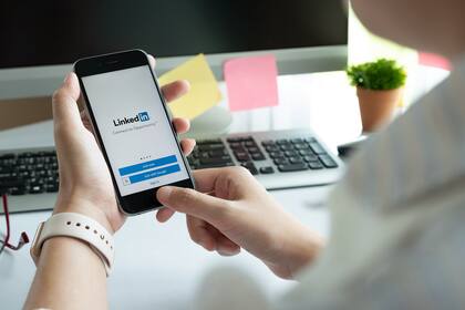 Un perfil de LinkedIn bien cuidado es una manera importante de seguir siendo relevante, con actualizaciones constantes, una foto profesional y habilidades bien descritas