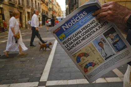 Un periódico español anuncia los resultados electorales, en Pamplona, norte de España, el lunes 24 de julio de 2023