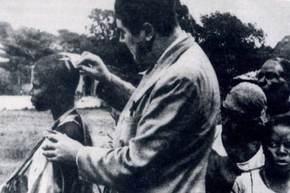 Un periodista extranjero revisa a los heridos tras la matanza de haitianos de 1937 conocida como "la masacre del perejil"