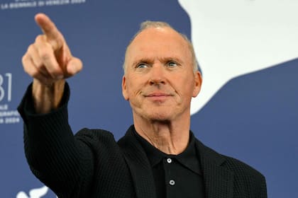 Un periodista le preguntó a Michael Keaton cómo abordó el envejecimiento de su personaje después de más de tres décadas. “Creo que es obvio que mi personaje ha madurado”, dijo con expresión seria. “Cuando la gente pregunta cómo ha evolucionado el personaje de Beetlejuice, simplemente nos echamos a reír”, reveló