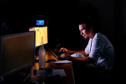 Un periodista trabaja durante un corte de energía en Caracas el 7 de marzo de 2019.