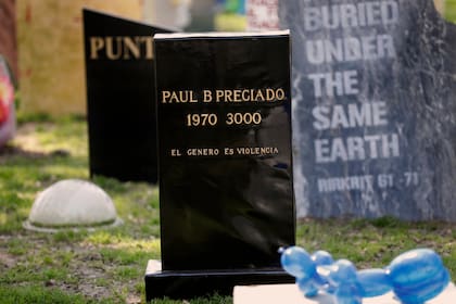 Un perrito junto a la tumba de Jeff Koons; hay un partenón flúo de Marta Minujín, una lápida de Nicola Costantino y también el argentino Tomás Saraceno participa del funeral debajo de una tela de araña