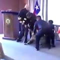 Un perro antidrogas se abalanzó sobre el bolsillo de un vicealmirante durante una ceremonia de la Armada