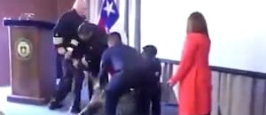 Un perro antidrogas se abalanzó sobre el bolsillo de un vicealmirante durante una ceremonia de la Armada