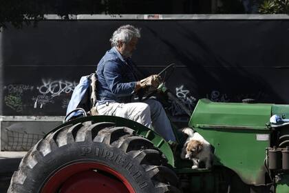 Un perro con su dueño en el tractor