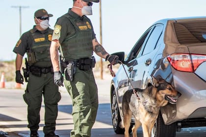 Un perro de la CBP alertó a los agentes sobre una situación sospechosa en el vehículo y, en lugar de frenarse, el hombre intentó huir a toda velocidad
