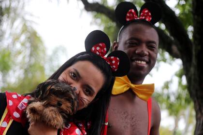 Un perro y sus dueños participa de Blocao, el carnaval canino famoso de Rio de Janeiro, Brasil, el 2 de marzo.