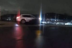 Un persecusión policial en Nueva Jersey terminó con un auto lanzándose de un puente e chocando contra una casa