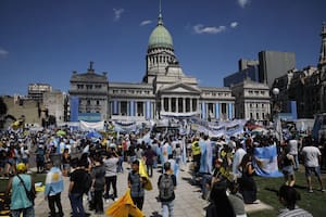 El grito de la militancia libertaria que copó la Plaza del Congreso con banderas argentinas