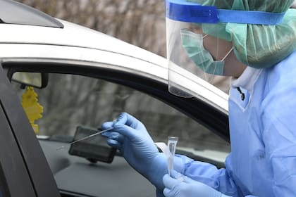 Un personal de la salud realiza pruebas para detectar el nuevo coronavirus