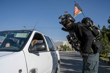 Un personal de seguridad detiene a los automovilistas en un puesto de control en una carretera al comienzo del festival Eid al-Fitr, que marca el final del mes sagrado musulmán del Ramadán en Kabul el 24 de mayo de 2020