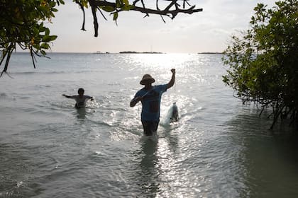 Un pescador junto a su hijo en el Mangel Alto.
