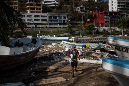 Un pescador llega a un club náutico para trabajar con un equipo de rescatistas en Acapulco, el sábado 28 de octubre de 2023, tras el paso del huracán Otis. (AP Foto/Felix Márquez)
