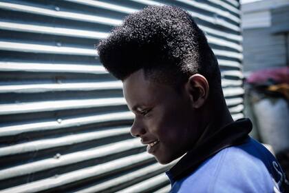 Un pescador originario de Tanzania, luego de su trabajo diario