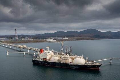 Un petrolero llena sus depósitos de gas natural licuado en el puerto ruso de Prigorodnoye (Archivo)
