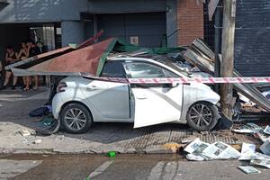 Una joven de 28 años se subió con su auto a la vereda y destrozó un kiosco de diarios: dos heridos hospitalizados