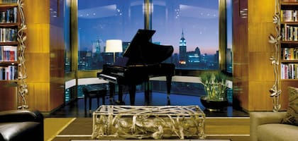 Un piano de media cola Bösendorfer y una vista panorámica, en el Four Seasons Nueva York 