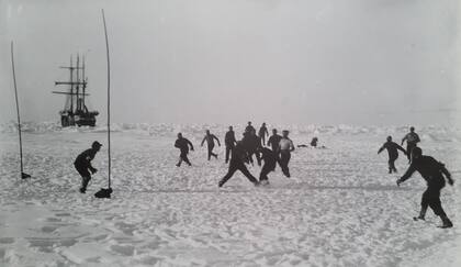 Un "picadito" bajo cero, mientras el Endurance aún está a flote, atrapado en el hielo.
