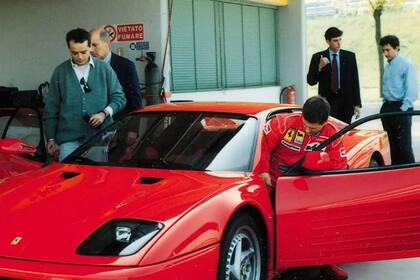 Un piloto de Fórmula 1 se sube a un ejemplar del F512M, versión más potente del Testarossa original