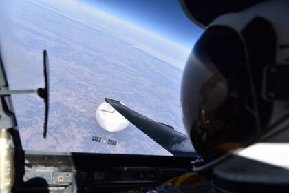 Un piloto de un avión U-2 de la Fuerza Aérea observa un globo espía chino mientras vuela sobre el territorio estadounidense 