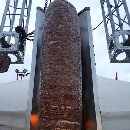 Un pincho de tres metros de largo, con 400 kilos de carne