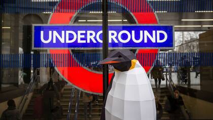 Un pingüino de Greenpeace en el metro de Londres